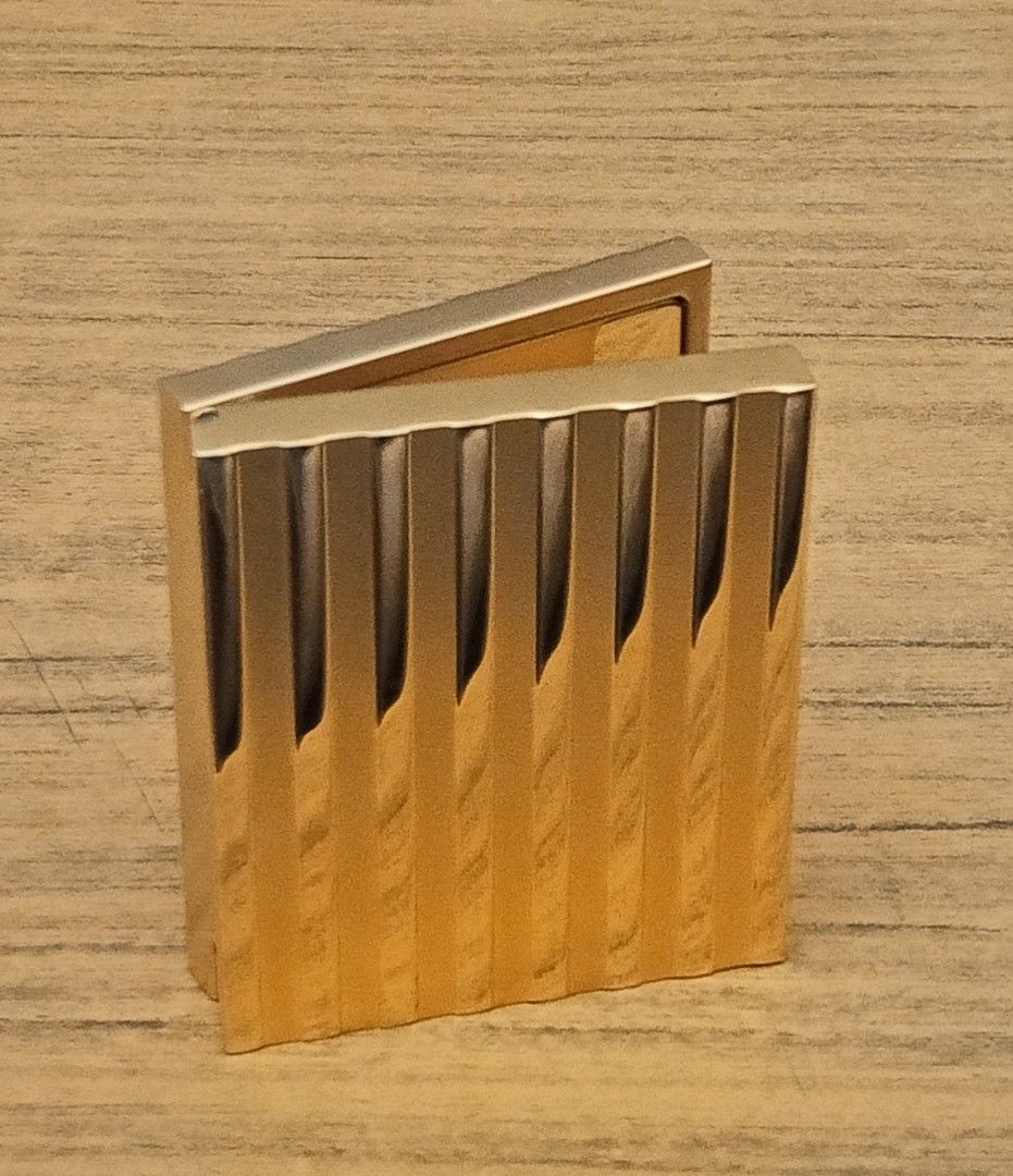 Table top clock (Category: Accessories) located in Kuala Lumpur. Submitted by live.alex68 (Listing ID 1452666596, Image 2). Description: Exclusive Table Top Clock in heavy gold plated brass enclosure. Will make a nice gift. .