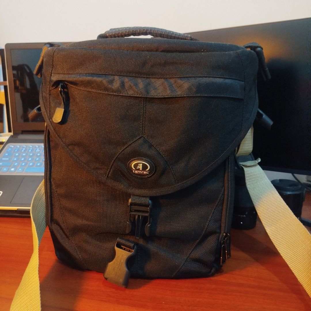 Tamrac Camera Bag (Category: Camera Bags & Carriers) located in Caloocan City. Submitted by cachero_kai (Listing ID 1452683337, Image 1). Description: - Black Tamrac camera bag - Multiple interior compartments for gear - Front organizer pockets - Clear pocket at the bottom - Adjustable strap included - Ideal for photographers on the go.