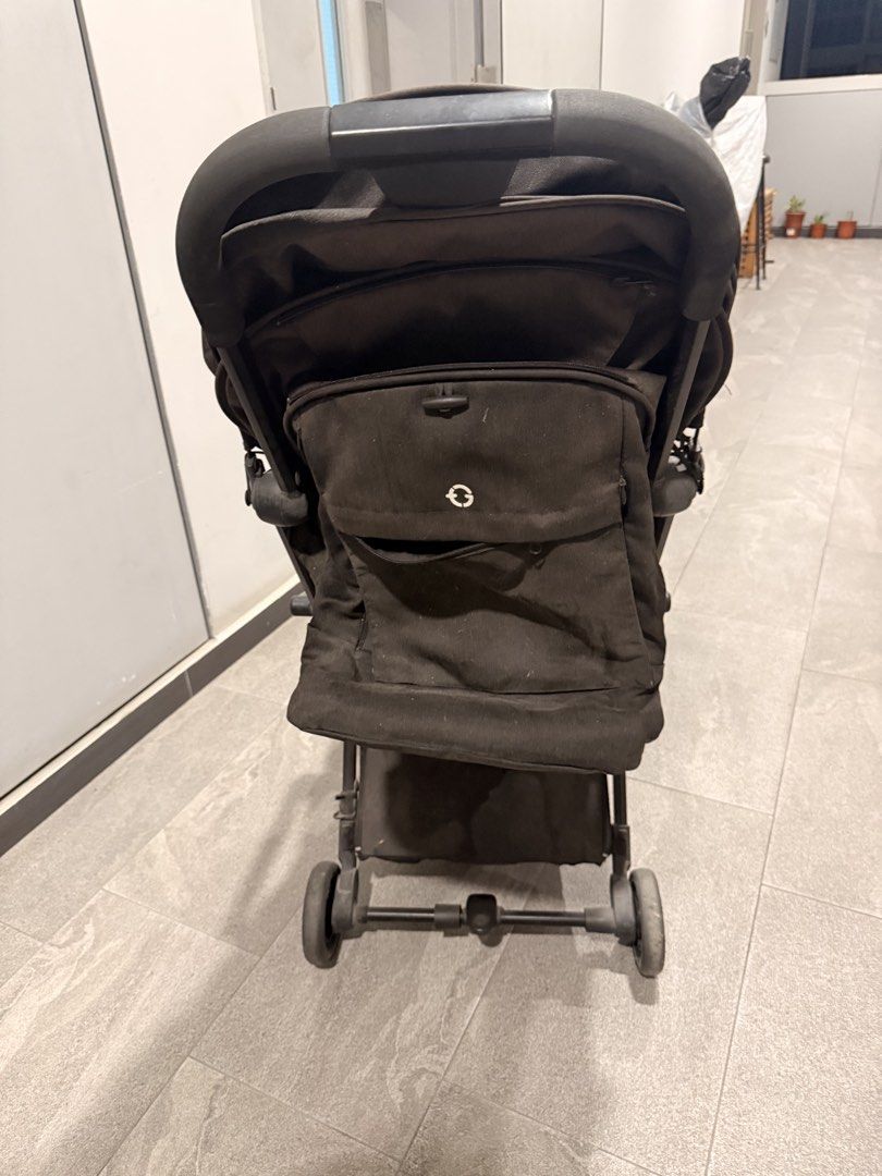 Tavo basic edge R (Category: Strollers) located in Singapore. Submitted by beastlybeauty (Listing ID 1452637828, Image 2). Description: The Tavo Basic Edge R is a lightweight, cabin-size compact stroller suitable for newborns up to 20kg (approx. 5 years old). Weighing around 6.4kg to 6.9kg, it features a one-hand folding mechanism, a multi-position recline, SMART-airway ventilation, and a unique removable toddler T-bar. .