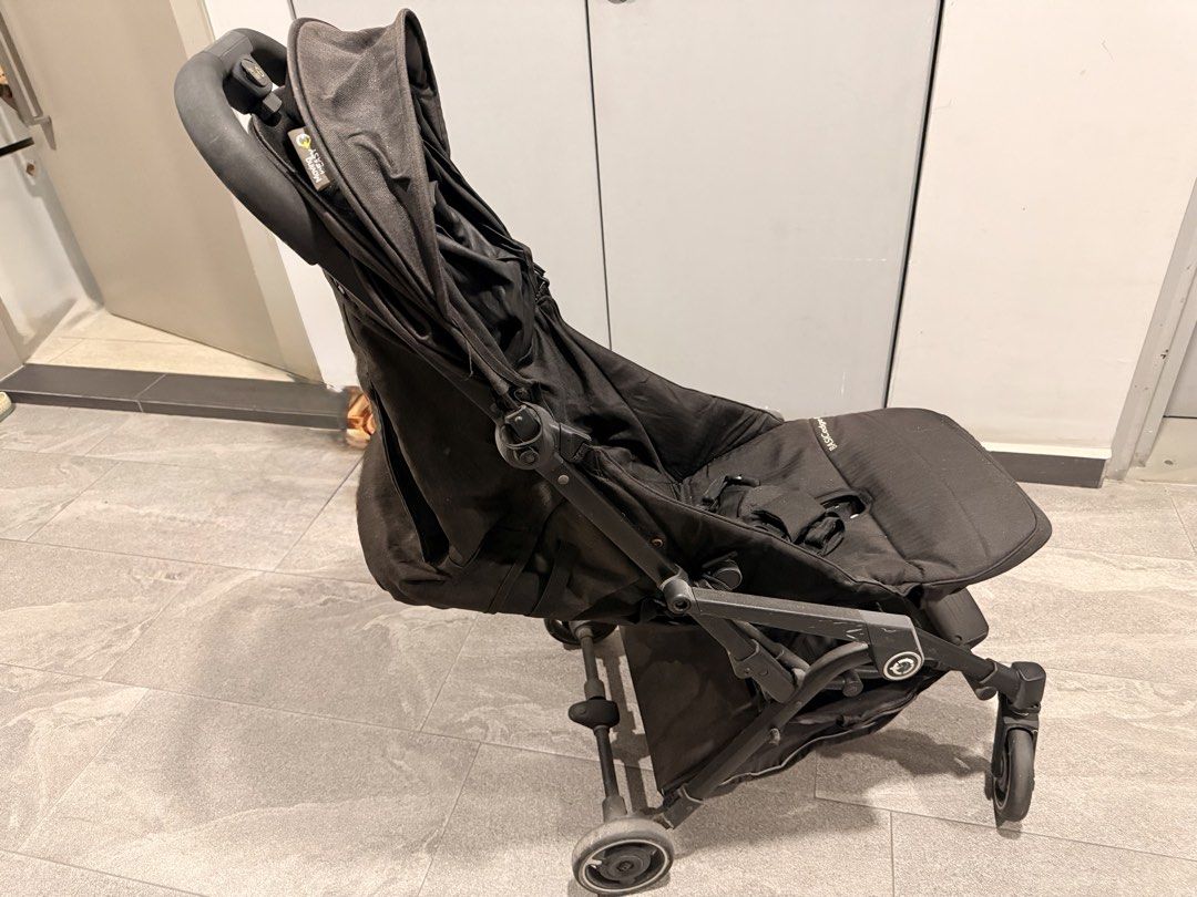 Tavo basic edge R (Category: Strollers) located in Singapore. Submitted by beastlybeauty (Listing ID 1452637828, Image 3). Description: The Tavo Basic Edge R is a lightweight, cabin-size compact stroller suitable for newborns up to 20kg (approx. 5 years old). Weighing around 6.4kg to 6.9kg, it features a one-hand folding mechanism, a multi-position recline, SMART-airway ventilation, and a unique removable toddler T-bar. .