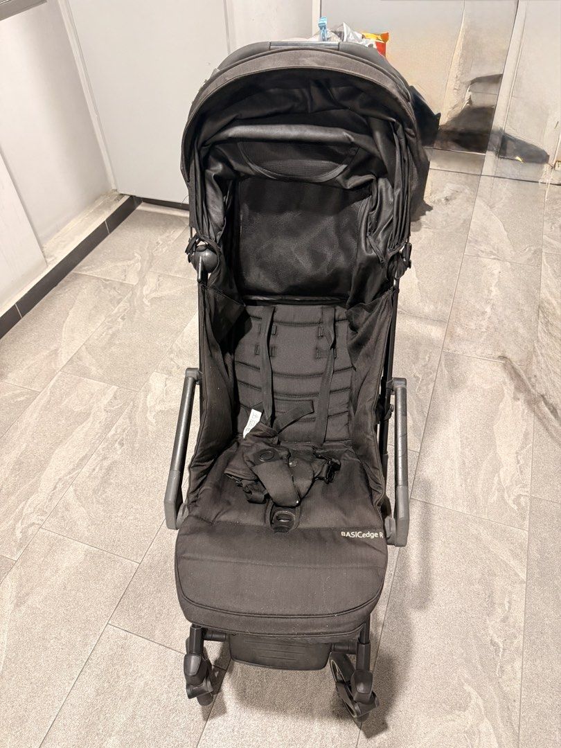 Tavo basic edge R (Category: Strollers) located in Singapore. Submitted by beastlybeauty (Listing ID 1452637828, Image 1). Description: The Tavo Basic Edge R is a lightweight, cabin-size compact stroller suitable for newborns up to 20kg (approx. 5 years old). Weighing around 6.4kg to 6.9kg, it features a one-hand folding mechanism, a multi-position recline, SMART-airway ventilation, and a unique removable toddler T-bar. .