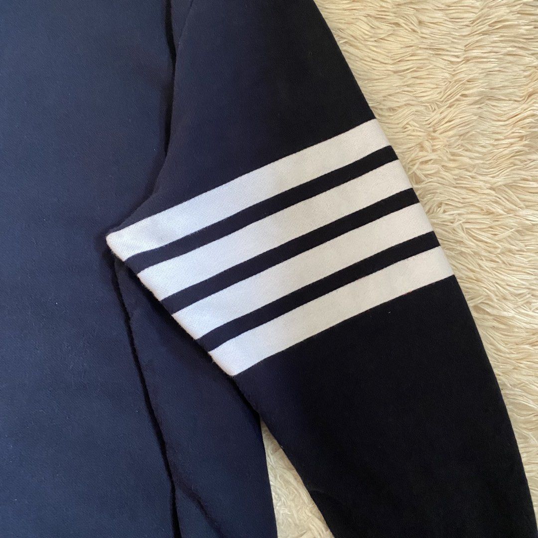 Thom Browne 4 Bar Sweatshirt Navy (Category: Luxury Apparel) located in Cebu City. Submitted by stevenkylegil (Listing ID 1452599508, Image 3). Description: Thom Browne 4 Bar Sweatshirt Navy Dimension: 22 width / 27.5 length Color rate: 10/10 Excellent condition - No issue Message me📩.