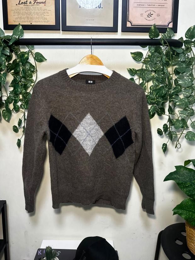 Uniqlo Argyle Knit Sweater Size L (Category: Longsleeves) located in Pasay City. Submitted by lostandfoundph (Listing ID 1452672090, Image 3). Description: Uniqlo Brown Sweater 🤎 ✨ Excellent condition 📏 Chest (Width): 17" 📏 Length: 22.2" 📏 Sleeve Length: 15.3" ✨ One-of-one thrift find. 📩 DM to claim. 📍 Pasay City 🚚 Nationwide shipping. CLAIM OPTIONS 🤎 MINE — ₱600 ⚡ STEAL — ₱650 🚚 GRAB — ₱700 First to comment "MINE" gets it for ₱600. Lost