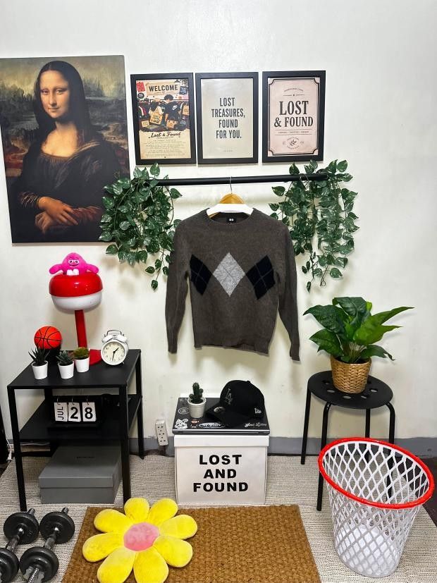 Uniqlo Argyle Knit Sweater Size L (Category: Longsleeves) located in Pasay City. Submitted by lostandfoundph (Listing ID 1452672090, Image 2). Description: Uniqlo Brown Sweater 🤎 ✨ Excellent condition 📏 Chest (Width): 17" 📏 Length: 22.2" 📏 Sleeve Length: 15.3" ✨ One-of-one thrift find. 📩 DM to claim. 📍 Pasay City 🚚 Nationwide shipping. CLAIM OPTIONS 🤎 MINE — ₱600 ⚡ STEAL — ₱650 🚚 GRAB — ₱700 First to comment "MINE" gets it for ₱600. Lost