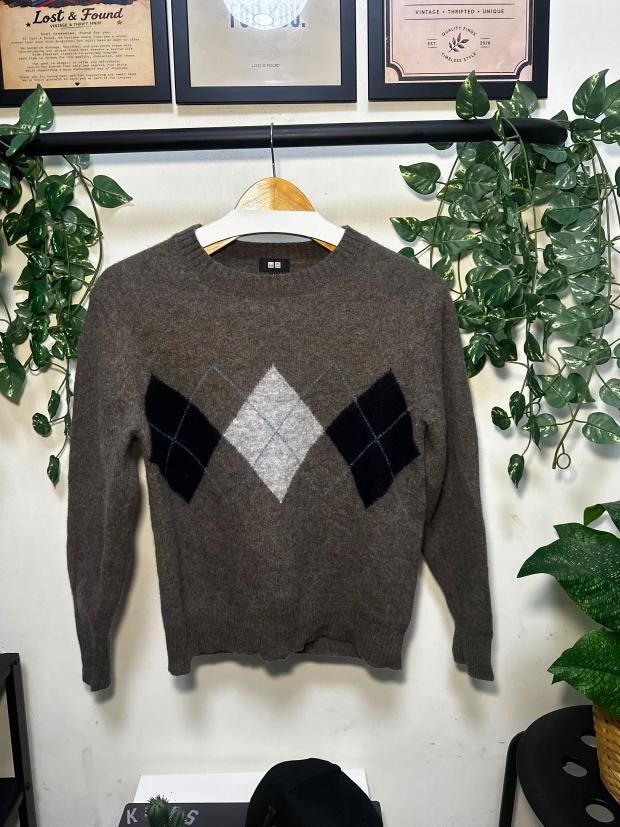 Uniqlo Argyle Knit Sweater Size L (Category: Longsleeves) located in Pasay City. Submitted by lostandfoundph (Listing ID 1452672090, Image 1). Description: Uniqlo Brown Sweater 🤎 ✨ Excellent condition 📏 Chest (Width): 17" 📏 Length: 22.2" 📏 Sleeve Length: 15.3" ✨ One-of-one thrift find. 📩 DM to claim. 📍 Pasay City 🚚 Nationwide shipping. CLAIM OPTIONS 🤎 MINE — ₱600 ⚡ STEAL — ₱650 🚚 GRAB — ₱700 First to comment "MINE" gets it for ₱600. Lost