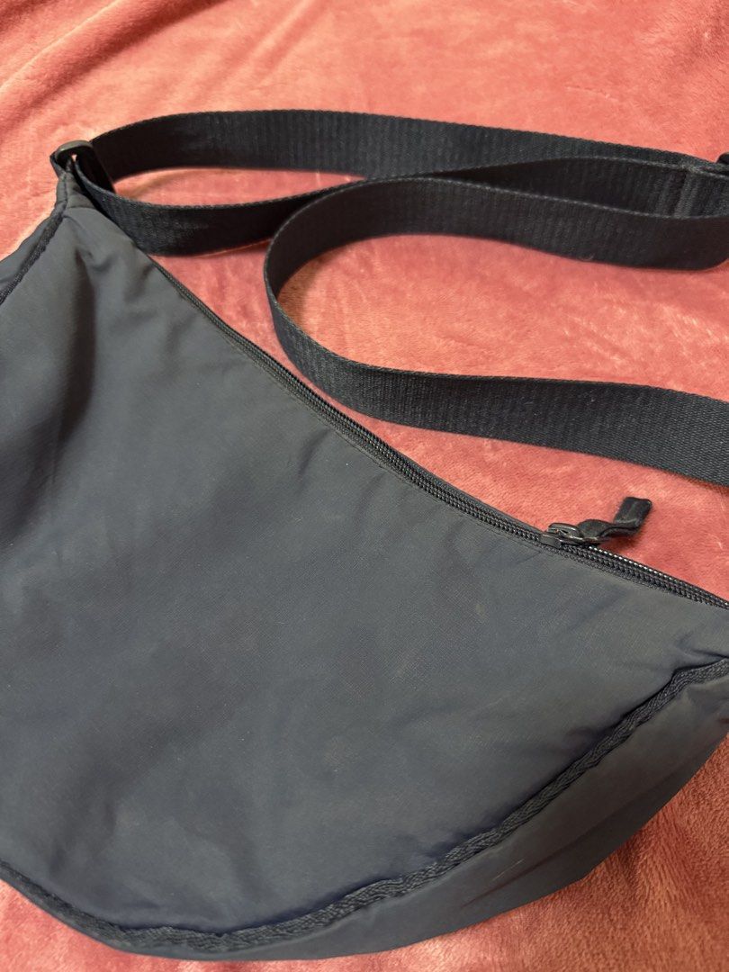 UNIQLO DARK BLUE ROUND MINI SHOULDER BAG (Category: Shoulder Bags) located in Quezon City. Submitted by frannecess (Listing ID 1452681395, Image 2). Description: 🌸FOR SALE🌸 UNIQLO DARK BLUE ROUND MINI SHOULDER BAG Rarely used RFS: too many bags need to dispose Slightly nego for sure buyer Loc: Pasong Tamo, Quezon City.