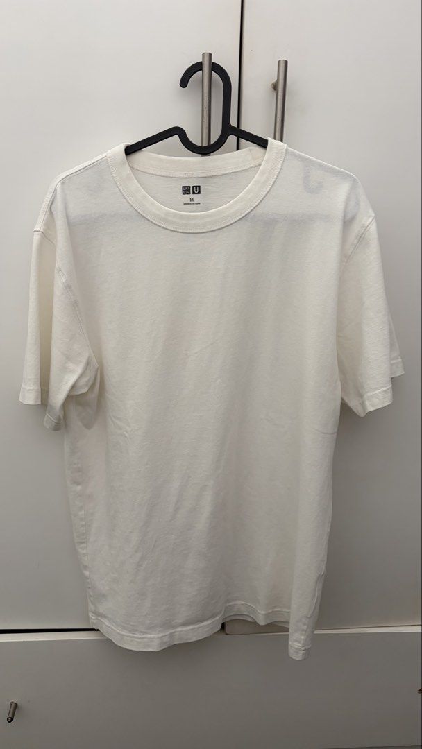Uniqlo Plain White Tshirt/Tee (Category: Tshirts & Polo Shirts ) located in Muntinlupa City. Submitted by SFP33 (Listing ID 1452571971, Image 1). Description: Lightly used Size M Negotiable (just offer) PM for dimensions Shipping c/o buyer MOP: Unionbank/Gcash.