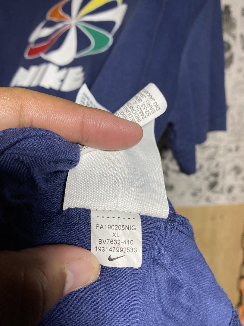 VINTAGE NIKE 90s SHIRT (Category: Activewear) located in Cagayan de Oro. Submitted by thriftchubs (Listing ID 1452587273, Image 3). Description: 22 x 27 VGOOD CONDITION NO ISSUE NO CRACK PHOTO MAY VARY DUE LIGHTING COLOR RATE 9.5 or better.