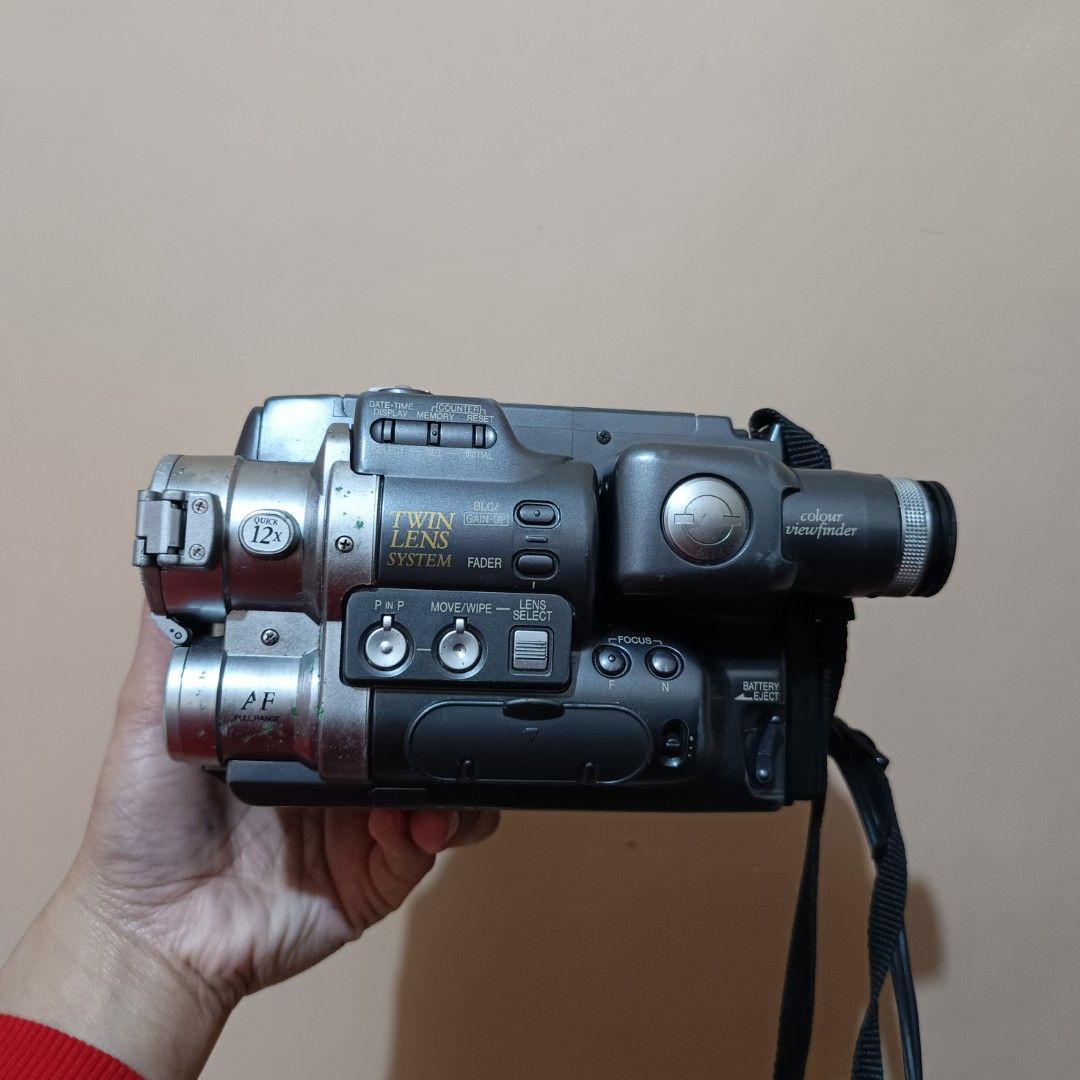 vintage Sharp Viewcam VL-MX98 (Category: Video Cameras) located in Baguio. Submitted by hayatihabi23287 (Listing ID 1452697194, Image 2). Description: not tested di ko alam paano iopen buy as is pwede tawad 300.