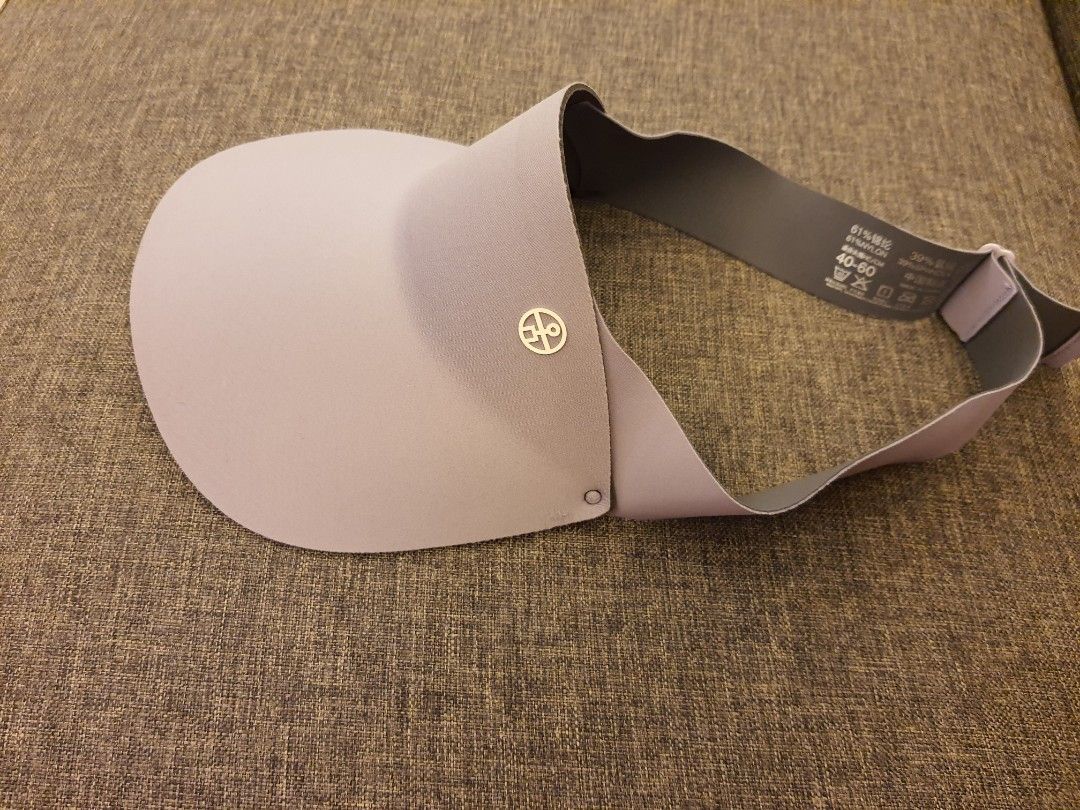 Visor Cap (Category: Caps & Hats) located in Singapore. Submitted by migmin (Listing ID 1452644691, Image 2). Description: light and foldable clean and new condition .