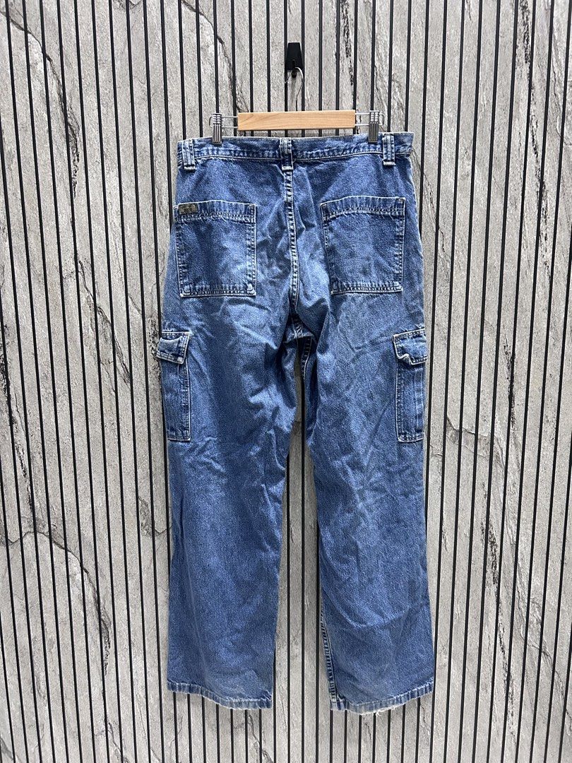 Wrangler Jeans Cargo Denim (Category: Jeans) located in Malasiqui. Submitted by blckfourthrift (Listing ID 1452549464, Image 1). Description: Wrangler Jeans Cargo Denim Waist: 32 Length: 42 Leg Opening: 9 Issue/s: Tattering, Stains, & Discoloration .