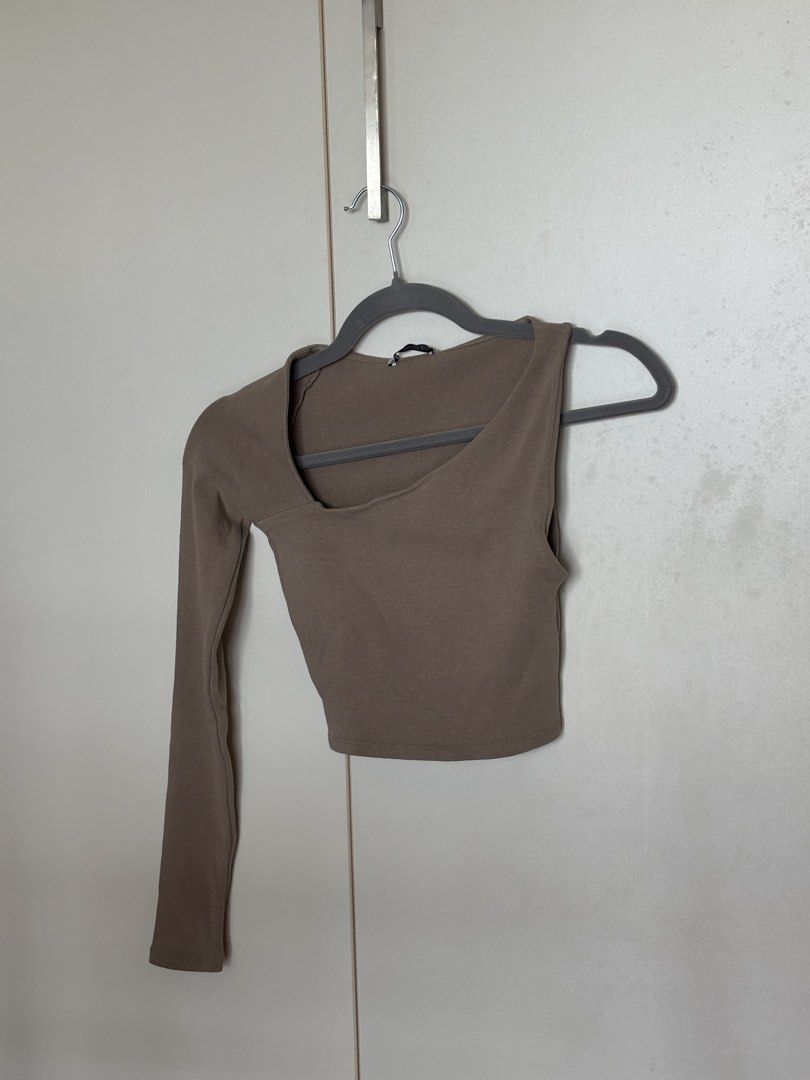 Zara Asymmetrical Crop Top (Category: Others Tops) located in Pasig City. Submitted by little.ms.declutter (Listing ID 1452519054, Image 1). Description: - Trendy brown crop top - Features one long sleeve - Asymmetrical neckline for a stylish look - Made with stretchy material for a comfortable fit - Size small.