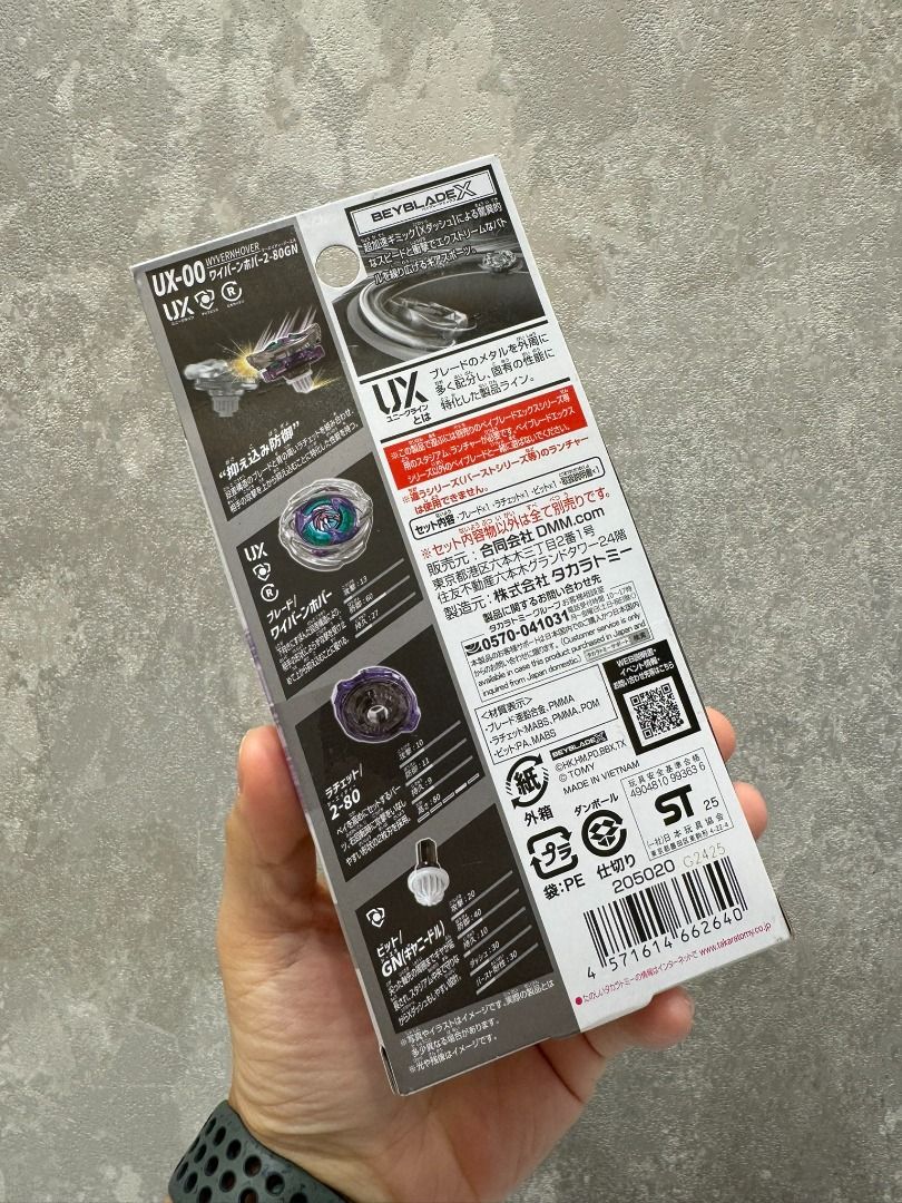 極罕現貨【100%全新未拆 可掃code】Beyblade X 爆旋陀螺 X 全新未拆 爆旋陀螺 X UX-00 飛龍翱翔 WyvernHover 2-80GN DMM A賞 紫薯片龍 （分類：動作及對戰玩具）位於 Hong Kong。 由 unclebob412 提交（商品編號 1447380288，圖片 2）。簡介： 🔥 【DMM一番賞 A賞最高大獎・夢幻防禦流神物・100%日版全新現貨】 🔥 原裝akara Tomy 正版出品的 Beyblade X 【UX-00 ワイバーンホバー 2-80GN】（DMMくじ A賞限定版）。 100% 全新未拆封、未經遊玩！這款是日本限定 DMM 抽獎活動中的 「A賞最高中獎率限定陀螺」，在一般玩具店及官方渠道均無發售，屬於「抽一盒少一盒」的殿堂級絕版收藏品！ 💎 本款 UX-00 DMM A賞飛龍的三大核心賣點： 【神級抑壓防禦構造 —— WyvernHover】： 圓潤的外圈鋼翼設計專為「卸力與化解防禦」而生。能完美吸收進攻流陀螺的高速撞