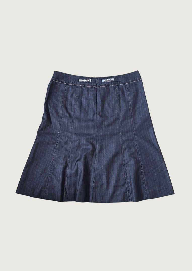 2000s on&on office midi skirt (Category: Skirts) located in Pasay City. Submitted by letherdeclutter (Listing ID 1447384189, Image 2). Description: Waist: 28 in Length: 21 Note: I removed the 2 rectangular tags seen at the second photo .