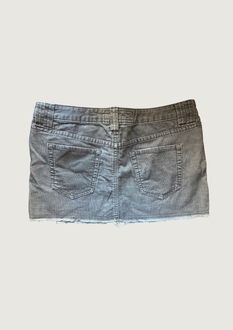 2000s Roxy Corduroy Mini Skirt (Category: Skirts) located in Pasay City. Submitted by letherdeclutter (Listing ID 1447383558, Image 2). Description: Waist: 32 Length : 11 .