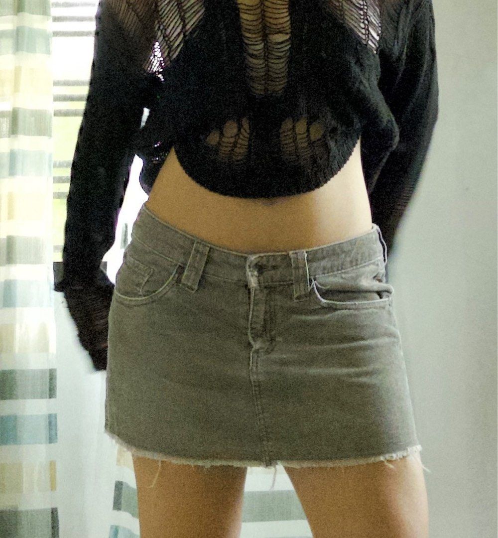 2000s Roxy Corduroy Mini Skirt (Category: Skirts) located in Pasay City. Submitted by letherdeclutter (Listing ID 1447383558, Image 3). Description: Waist: 32 Length : 11 .