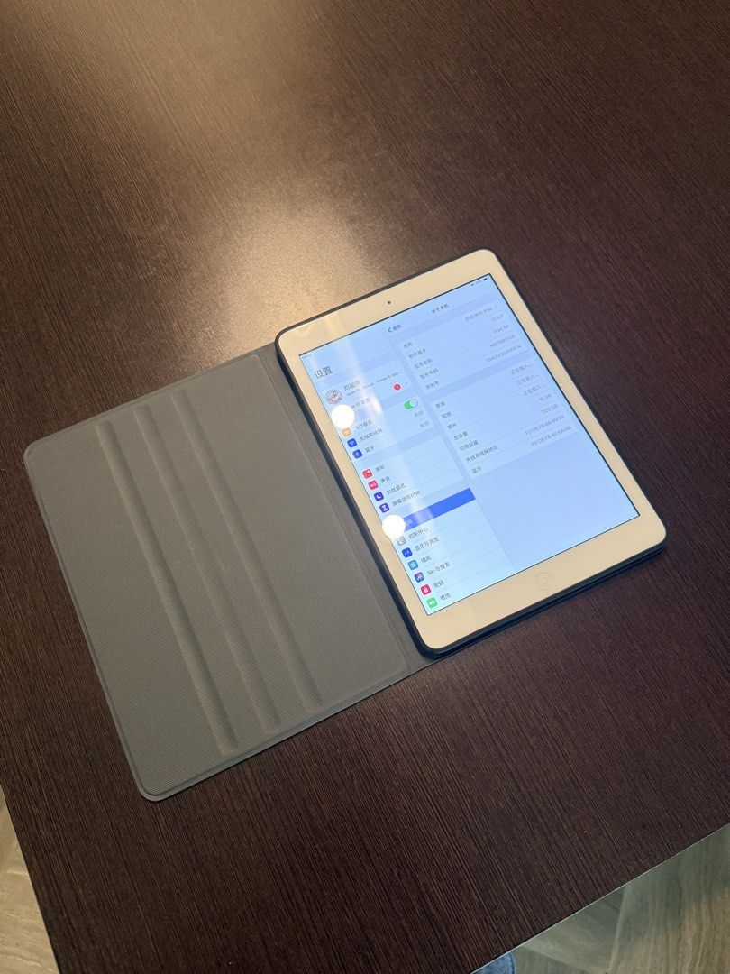 iPad Air 1 9.7" WiFi (2013) 16GB Silver (Category: iPad) located in Singapore. Submitted by lingos_t200 (Listing ID 1447303682, Image 3). Description: - Apple iPad Air - IOS 12.5.7 - 16GB Storage - Wi-Fi Enabled - Includes Light Grey Folio Case - Screen is Clean - Ideal for Video, and Everyday Use.