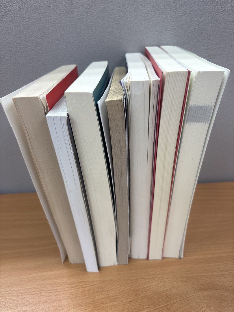 小說 （分類：小說及非小說）位於 Hong Kong。 由 mon006 提交（商品編號 1447348493，圖片 3）。簡介： 一套英文小說，包括《A Street Cat Named Bob》、《Bridge to Terabithia》同埋《The Love Hypothesis》。仲有幾本中文小說，例如《不便利的便利店》同埋《雜貨店》。全部都係原版書，書況唔錯，啱晒鍾意睇書嘅你。（清書櫃！）。