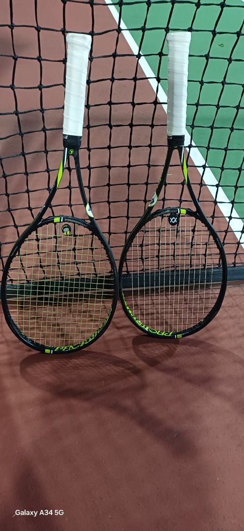 Pro Kennex Q+ Tour Pro, no string （分類：運動與體育 - 球拍和球類運動）位於 Hong Kong。 由 raymondmah2004-28163 提交（商品編號 1447306171，圖片 1）。簡介： Pro Kennex Q+ Tour Pro 315g no string now 80% new Grip 3 Specs Head Size: 98 sq. in. MP Length: 27 inches Weight: Strung: 12.0 oz (340g) Unstrung: 11.5 oz (325g) Tension: 50-65 Pounds Balance: 7 Pts Head Light Beam Width: 19.5mm Composition: High Modulus Graphite/Spiraltech Carbon Flex: 64 Swing Weight: 327 Grip Type: Pro Kennex