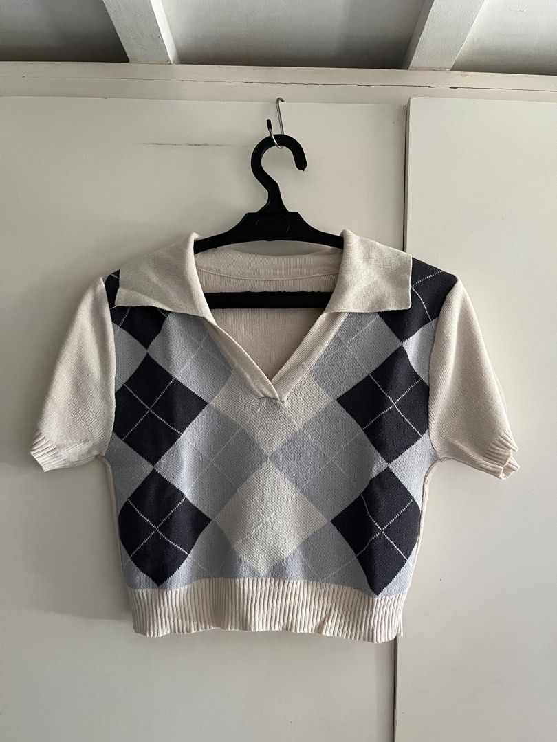 Argyle Knit Polo Collar Cropped Top (Category: Blouses) located in Manila. Submitted by marsmoving (Listing ID 1447370946, Image 1). Description: - Cute cropped top - Trendy argyle pattern - Features a polo collar - Short sleeves - Soft knit material.