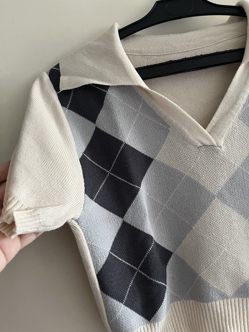Argyle Knit Polo Collar Cropped Top (Category: Blouses) located in Manila. Submitted by marsmoving (Listing ID 1447370946, Image 2). Description: - Cute cropped top - Trendy argyle pattern - Features a polo collar - Short sleeves - Soft knit material.