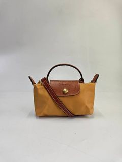 (Category: ) located in . Submitted by fashion.luxe (Listing ID 1447344570, Image 1). Description: .