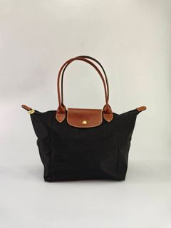 (Category: ) located in . Submitted by fashion.luxe (Listing ID 1447347178, Image 1). Description: .