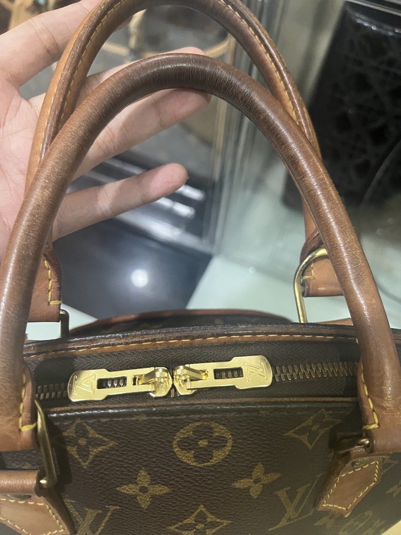 Authentic Louis Vuitton Monogram Ellipse MM Handbag (Category: Luxury Bags & Wallets) located in Manila. Submitted by sanyatagle08878 (Listing ID 1447307651, Image 3). Description: - Guaranteed Original Classic Louis Vuitton monogram canvas handbag - Features the iconic LV pattern - Leather handles show some signs of wear - Zipper closure - Comes with dust bag, lock, and keys - A timeless piece for your collection RFS: Bag Upgrade slightly negoti