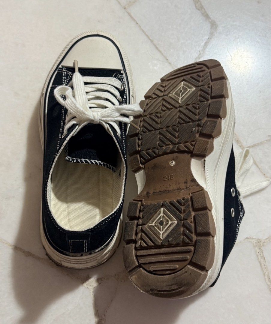Basic sneaker (Category: Sneakers) located in Singapore. Submitted by affordableclothess (Listing ID 1447306994, Image 2). Description: .