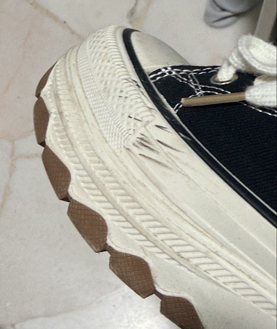Basic sneaker (Category: Sneakers) located in Singapore. Submitted by affordableclothess (Listing ID 1447306994, Image 3). Description: .