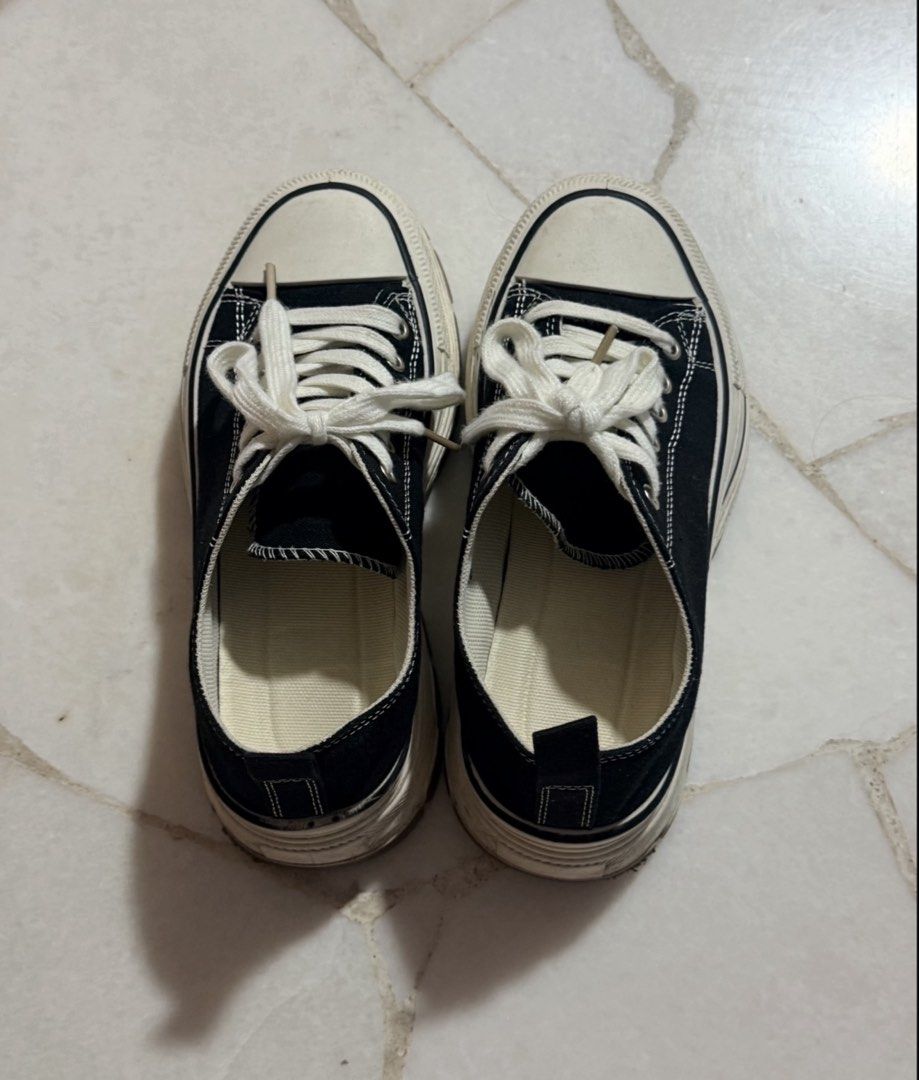 Basic sneaker (Category: Sneakers) located in Singapore. Submitted by affordableclothess (Listing ID 1447306994, Image 1). Description: .