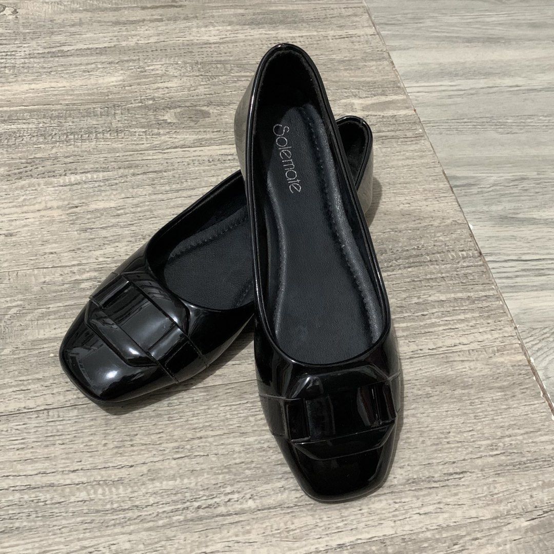 shiny black shoes from solemate size 37 (Category: Shoe inserts) located in Manila. Submitted by hersheysdeclutterz (Listing ID 1447324090, Image 1). Description: perfect for school worn only once rfs: not my type of shoes.