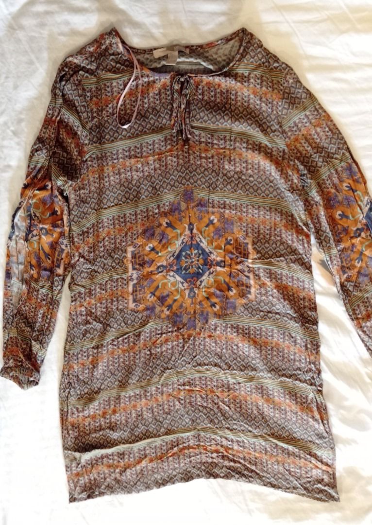 Chic Boho tunic Dress Forever21 (Category: Dresses) located in El Nido. Submitted by mimoomae (Listing ID 1447309119, Image 1). Description: - Long-sleeve tunic dress with slit sleeves - tie-neck detail - Comfortable fabric with a beautiful drape Naturally fits Size L, loose and flowy fit for S-M Could be worn as is or layered; paired with ankle boots, tan gladiators, leather mule or metallic flip flops. Unused, still with tag and wash instructio