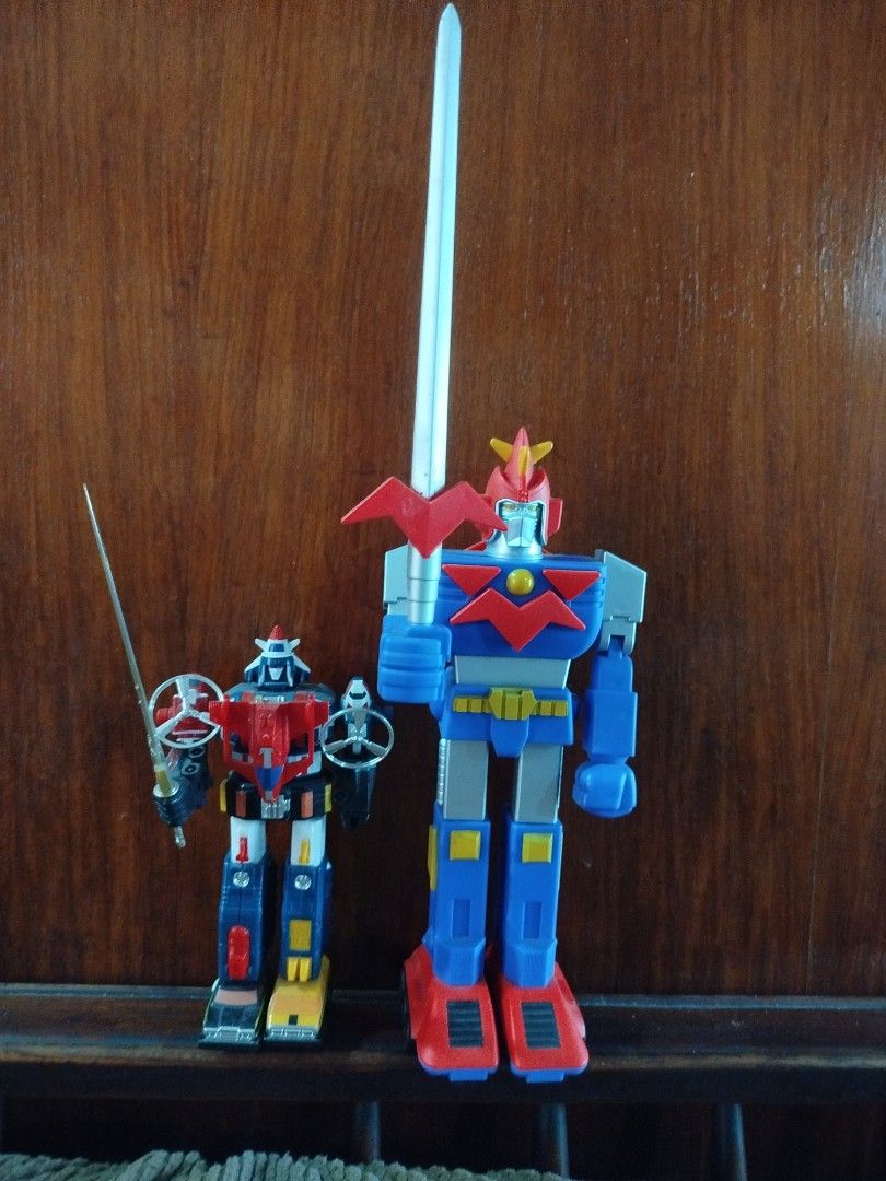 Bootleg Voltron and Voltes V Robots Set (Category: Figurines & Statues) located in Manila. Submitted by batang90scollectibles (Listing ID 1447406404, Image 1). Description: Bootleg, Displayed condition and well kept. MOP: GCash,BPI, Maya.