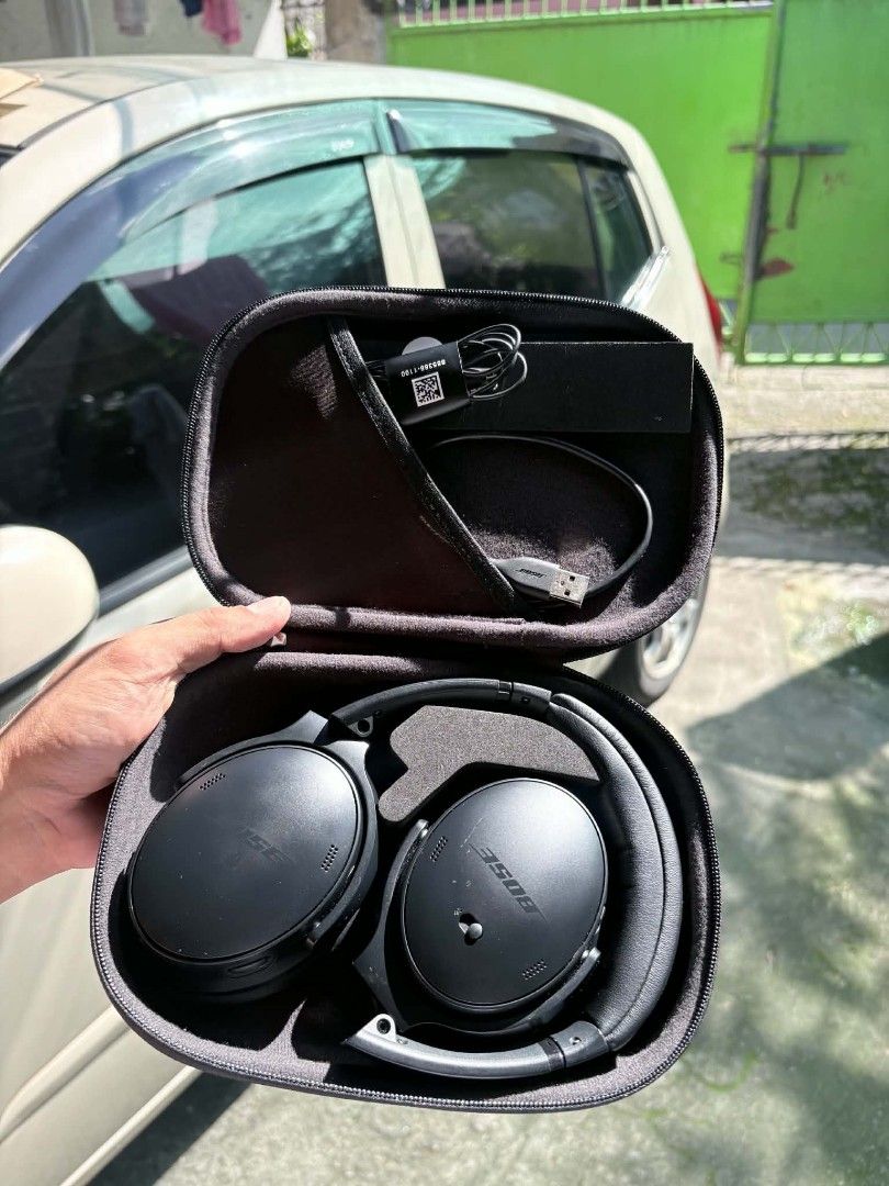 Bose Quiet Comfort Headphone with Case (Category: Headphones & Headsets) located in Quezon City. Submitted by chawisss (Listing ID 1447431267, Image 1). Description: BOSE QC 45 HEADPHONES NO ISSUE LIKE NEW COMPLETE PACKAGE 6,500 NEGOTIABLE MEET UP OR LALAMOVE QC LOCATION.