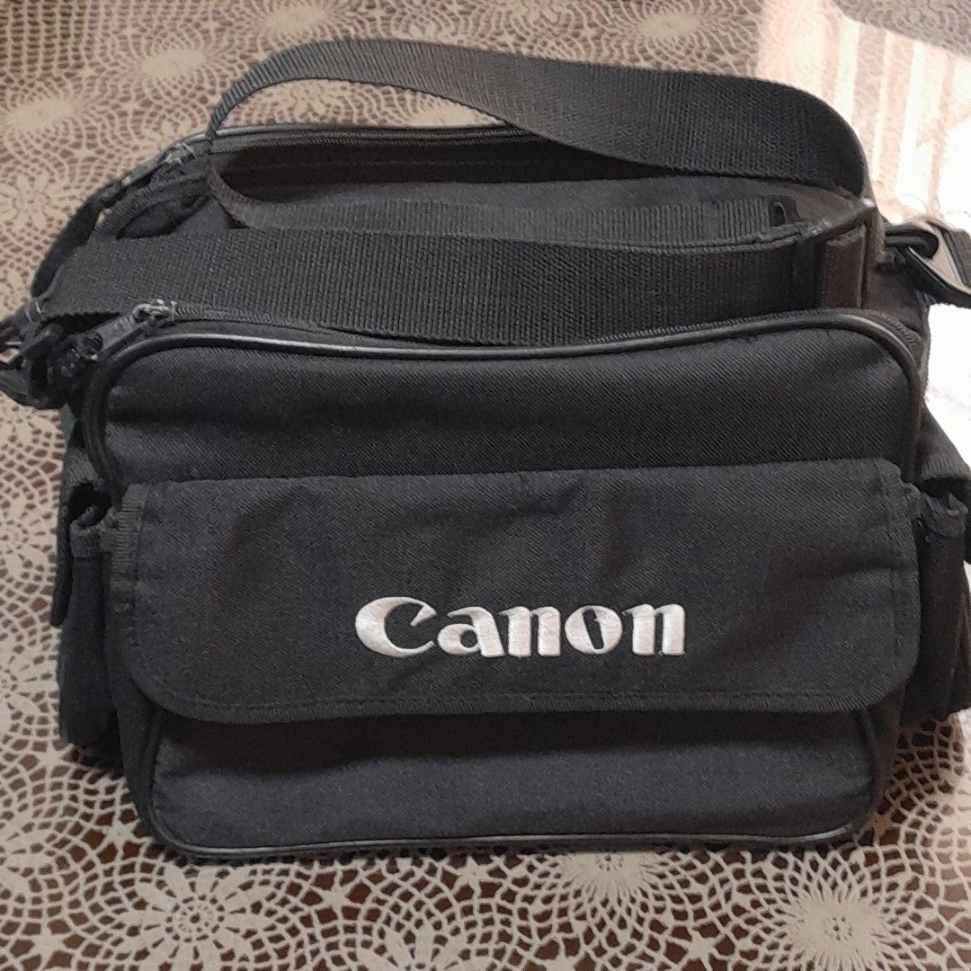 Canon Camera Bag (Category: Camera Bags & Carriers) located in Las Pinas. Submitted by 84vintage (Listing ID 1447354806, Image 1). Description: Dimension: Width - 8 inches Length- 13 inches Height - 7.5 inches Actual photos posted. Please examine them carefully as they are part of the description. --📌 MUST READ Before Dealing with us 📌-- ⚠️Price is posted. No lowballs please. ⚠️Vintage items are only sold As Is Where Is. If you want new items w