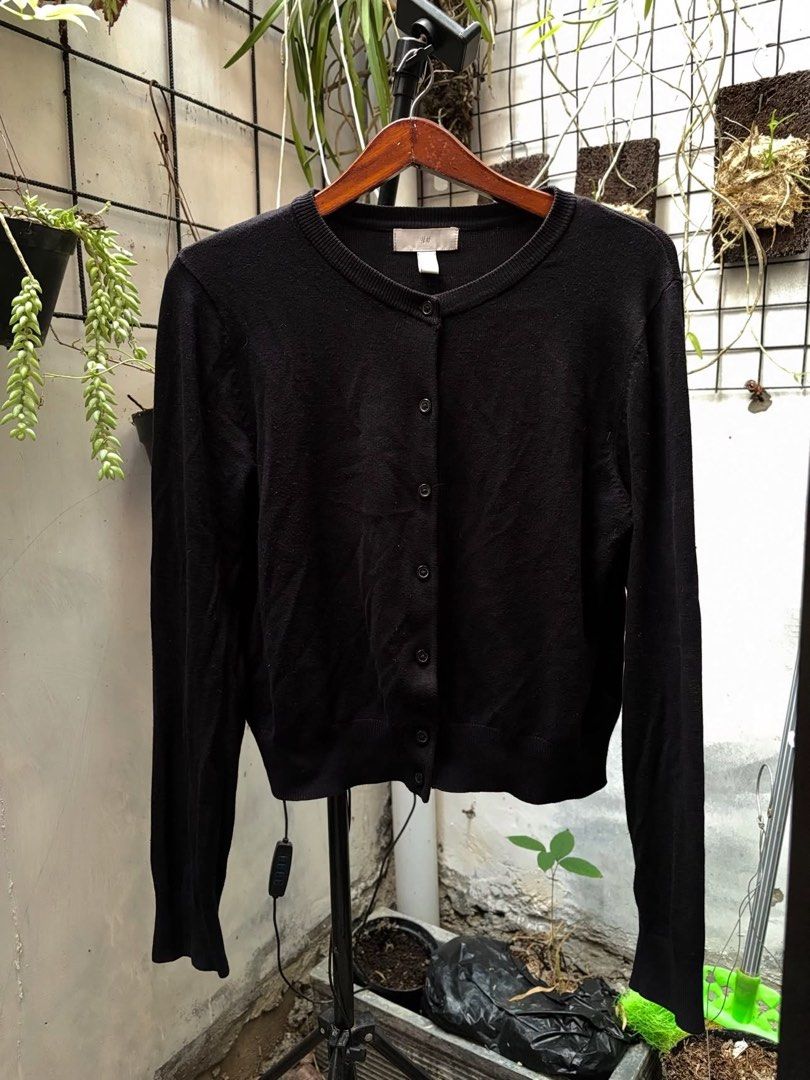 cardigan h&m hitam (Kategori: Baju Luaran) berada di Jakarta Timur. Dikirim oleh aprilianoelina (ID iklan 1447339154, Gambar 1). Deskripsi: brand hnm ori ld 100-110 cod bisa di oren ya, link dibawah🍊 no hit n run‼️‼️‼️.