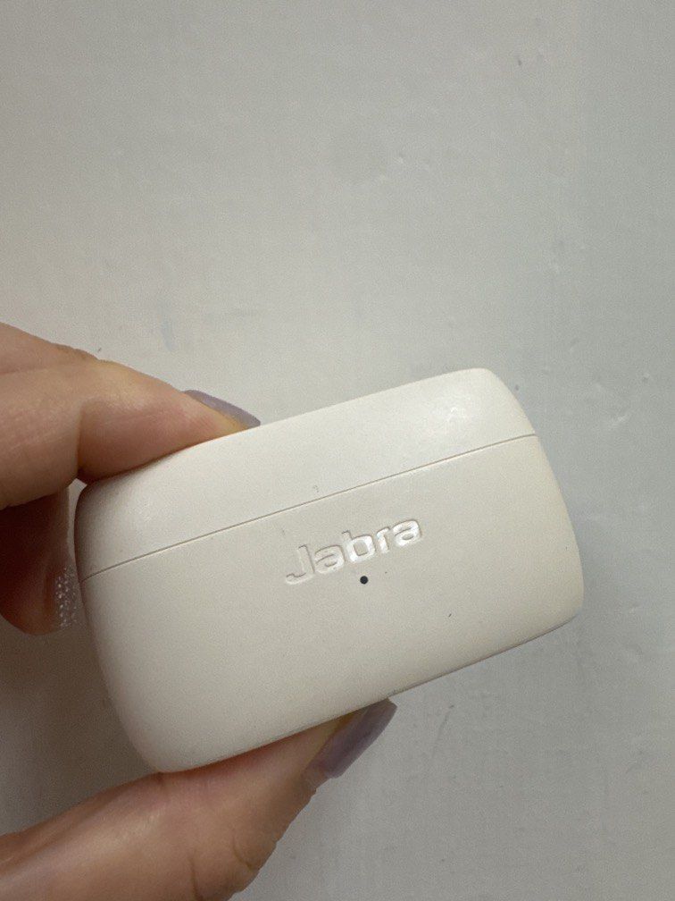 (case only) jabra elite 3 耳機盒 earphone case （分類：耳機）位於 Hong Kong。 由 meimeicloset 提交（商品編號 1447344917，圖片 1）。簡介： 100%authentic feel free to check when trade case only no earphones 。