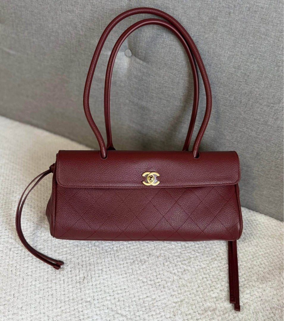 Chanel （分類：手袋及銀包）位於 Hong Kong。 由 lillianna_.ocean 提交（商品編號 1447294793，圖片 3）。簡介： This burgundy grained calfskin stitched bag is a Chanel 26S East-West Shopping Tote Pre-owned - No receipt - No box - No Meet-up - Free Delivery only。