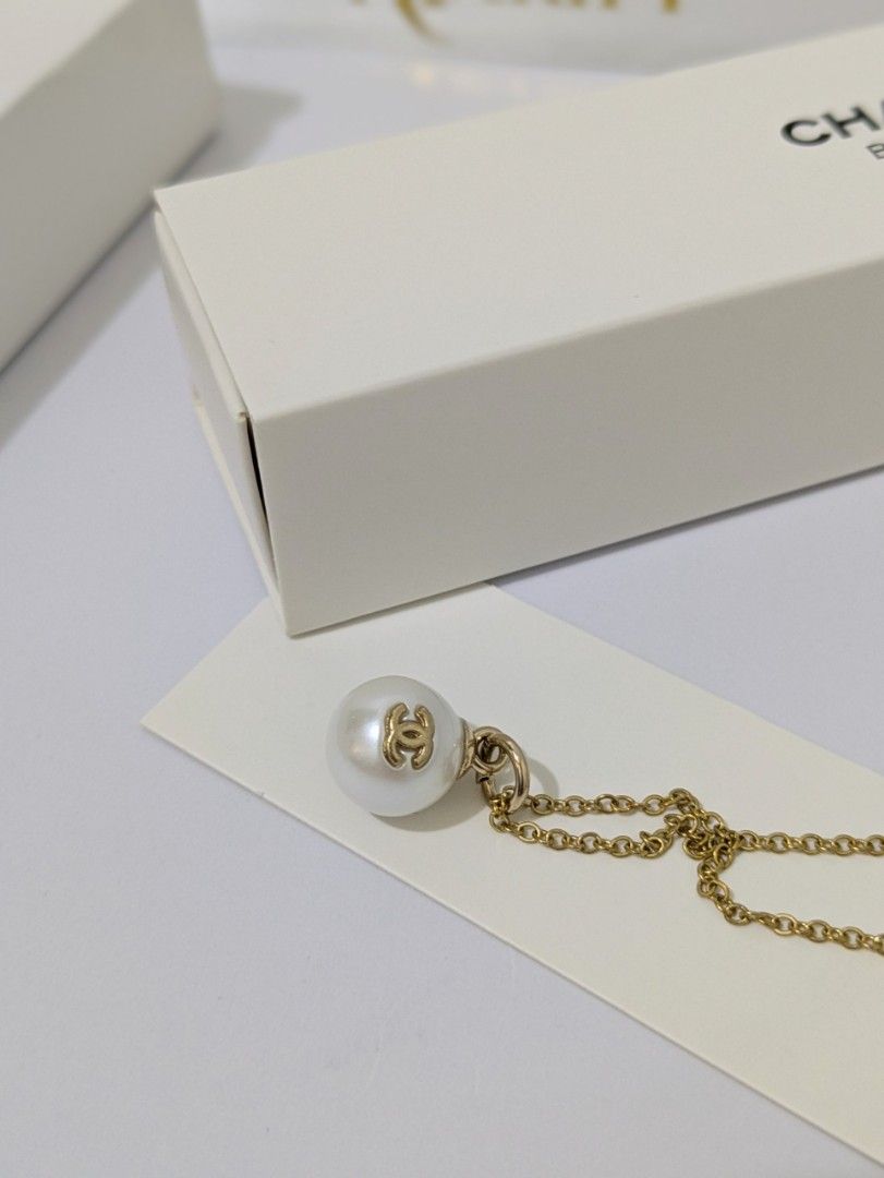 Chanel Beaute Pearl Neckalce GWP (Category: Necklaces) located in Cabuyao City. Submitted by marifyyy (Listing ID 1447295879, Image 2). Description: Chanel Beaute Pearl Neckalce GWP brand new, w/box faux pearl complimentary gift 📍Cabuyao, Laguna 🚛 Shipment sched: Tue & Fri 🛻 Lalamove on nearby areas • Payment first • SF - cod or included na sa payment — if COD (SF) we only ship via LBC — For complete payment (w/sf), we can ship via LBC or J&T 
