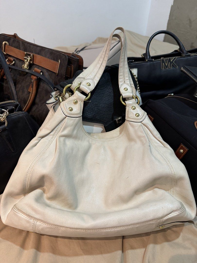 Coach Madison Maggie Leather Shoulder Bag (Category: Luxury Bags & Wallets) located in Antipolo. Submitted by jesbuystore (Listing ID 1447457735, Image 2). Description: Coach Madison Maggie Leather Shoulder Bag - off white 100% authentic Bought in US 09603768252 for faster transaction Shipping c/o buyer.
