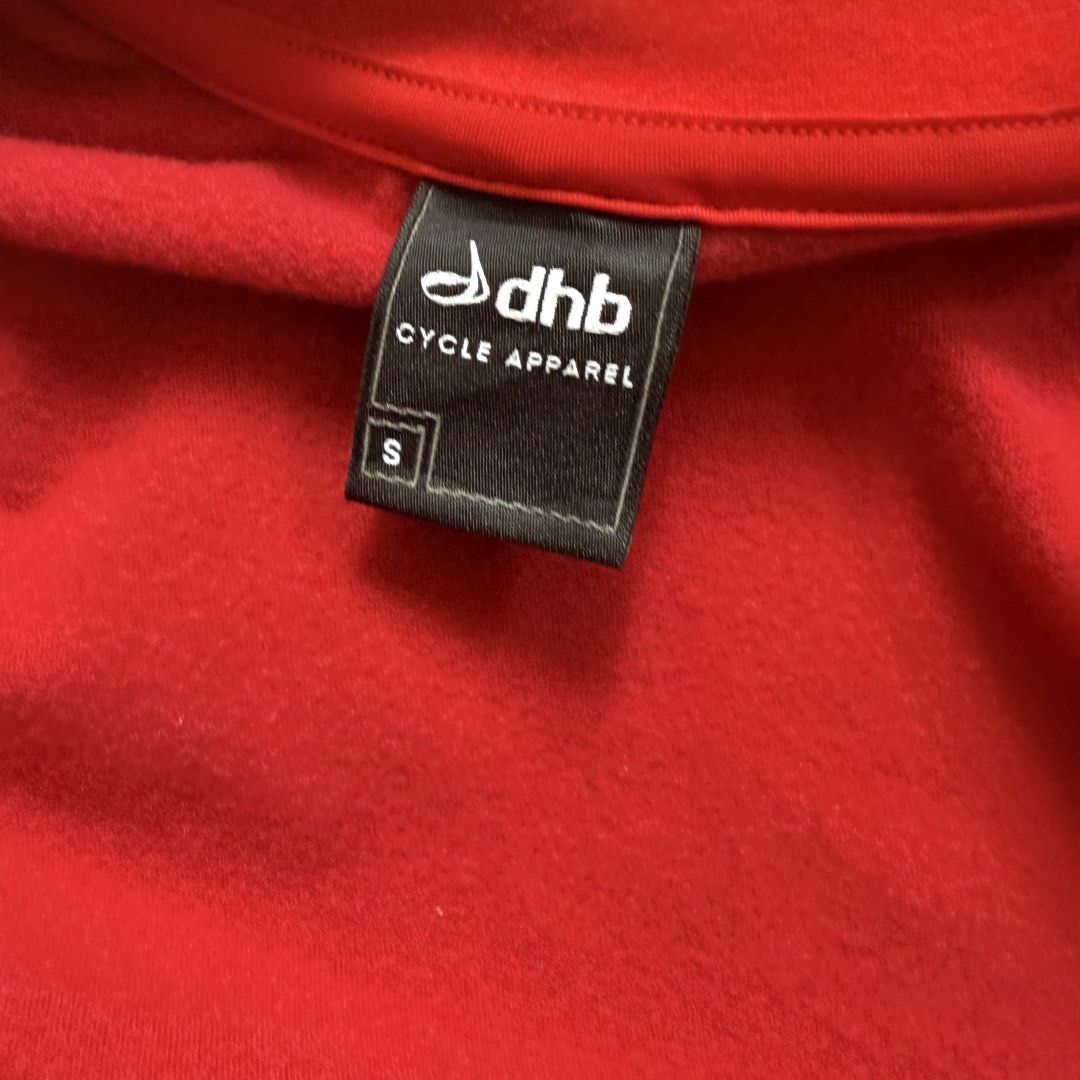 Dhb water repellent cycling jacket (Category: Activewear) located in Cavite. Submitted by epiboie (Listing ID 1447441878, Image 3). Description: DHB softshell cycling jacket water repellent Size small 18x22(27back) Excellent condition good as new pa Goods na goods pa mga elastics nya No issue Cavite location Can do shipping thru lalamove.