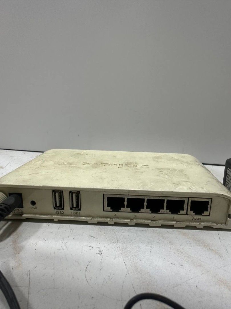 Edimax 3G-6200WG Wireless Router (Category: Networking) located in Valenzuela. Submitted by jochaaa011 (Listing ID 1447300509, Image 2). Description: - Edimax 3G-6200WG Wireless Router - Features 4 LAN ports and 2 USB ports - Comes with original power adapter - Tested and confirmed working - Minor dust and scuffs from previous use.