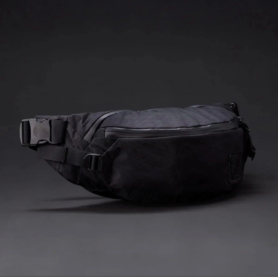 EVERGOODS Mountain Hip Pack 3.5L x-pac腰包 （分類：腰袋、手提袋、小袋）位於 Hong Kong。 由 giratinav 提交（商品編號 1447429336，圖片 3）。簡介： 係 EVERGOODS 嘅 Mountain Hip Pack 腰包，3.5L 容量。黑色 nylon 材質，內襯係金色。有幾個拉鍊位同埋內格仔，裝嘢好方便。適合日常或者去旅行用。。