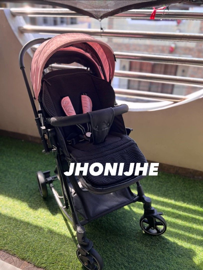 FOLDABLE STROLLER / BABY ROCKER (Category: Strollers) located in Taguig. Submitted by brillantes34344 (Listing ID 1447330126, Image 1). Description: Good as new never nagamit sa labas ng bahay, with 2pcs minor scratch line , Good for newborn i /infant,. well kept ready to pick up Loc Taguig. metro manila area only..