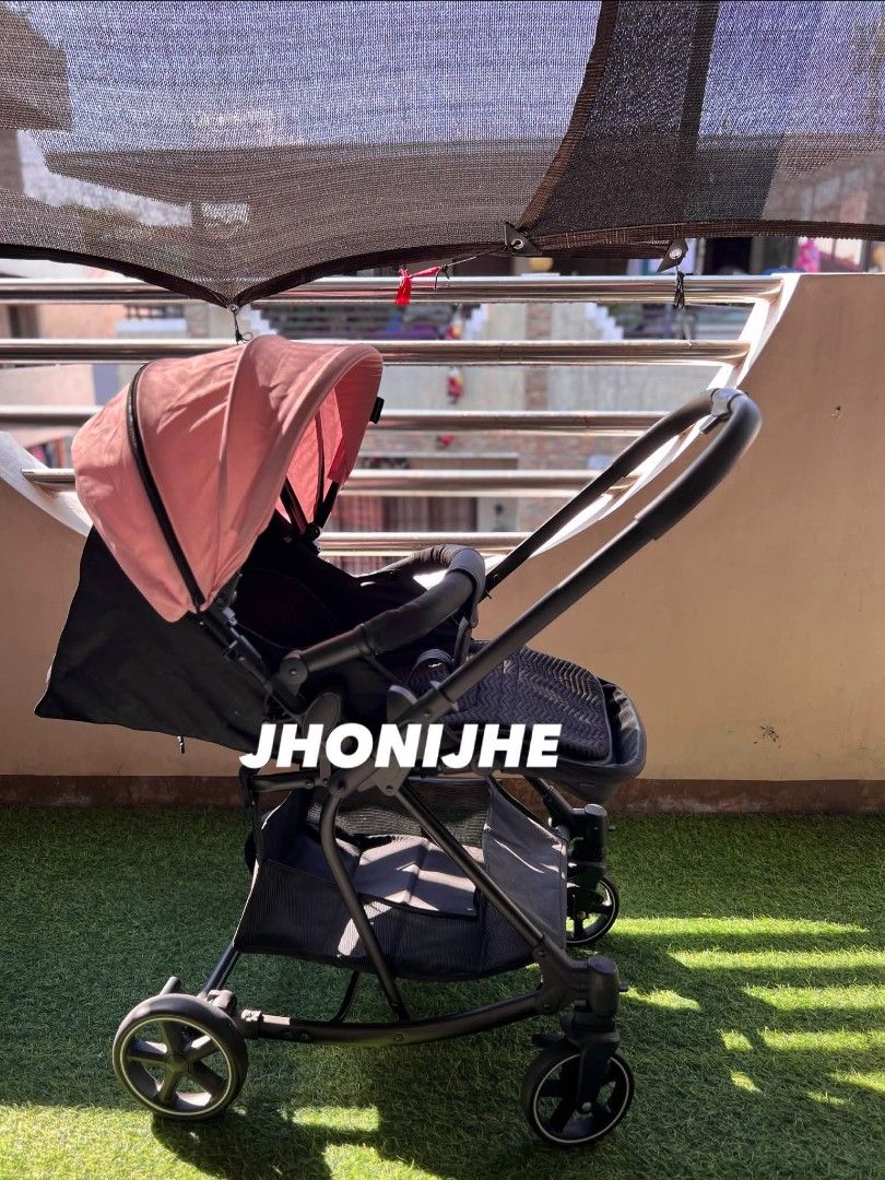 FOLDABLE STROLLER / BABY ROCKER (Category: Strollers) located in Taguig. Submitted by brillantes34344 (Listing ID 1447330126, Image 3). Description: Good as new never nagamit sa labas ng bahay, with 2pcs minor scratch line , Good for newborn i /infant,. well kept ready to pick up Loc Taguig. metro manila area only..