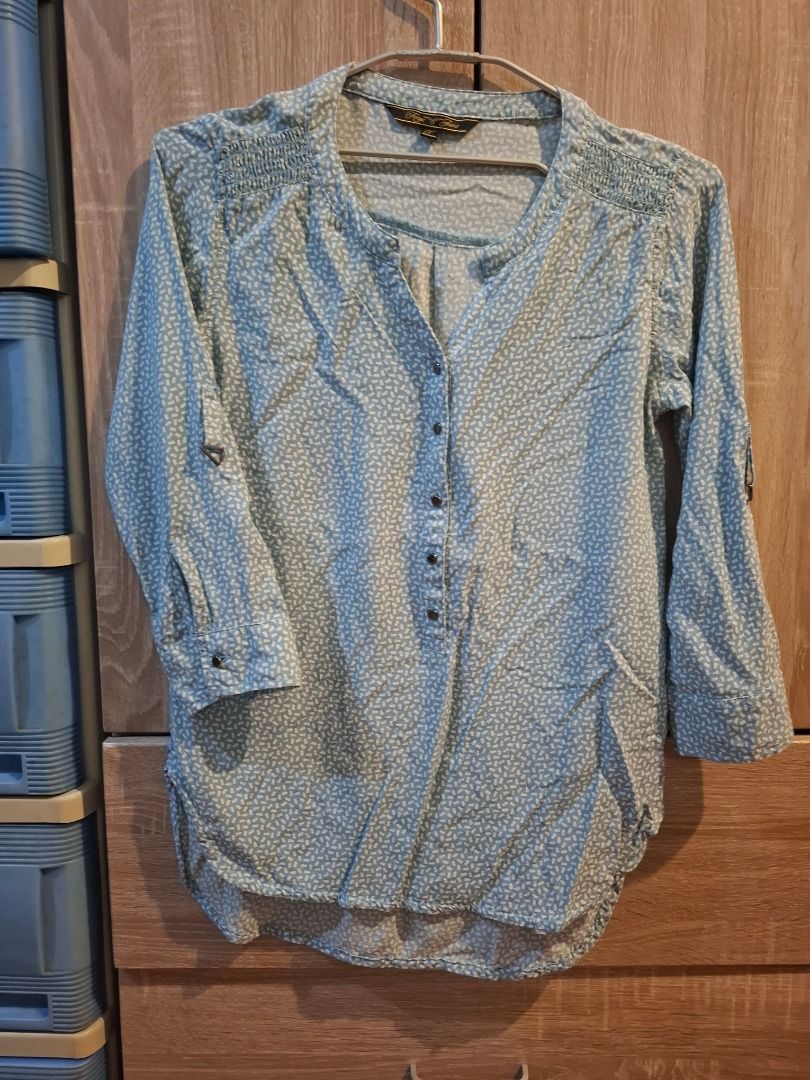 Freego Jeans Light Blue patterned long sleeve blouse with buttons (Category: Blouses) located in Bacolod City. Submitted by gluisa97 (Listing ID 1447357568, Image 1). Description: - Light blue blouse with a subtle white speckle pattern. - Flattering V-neckline with functional button-down front. - Long sleeves with convenient roll-tab feature for adjustable length. - Elegant smocking detail at the shoulders. - Stylish curved hemline for a modern s