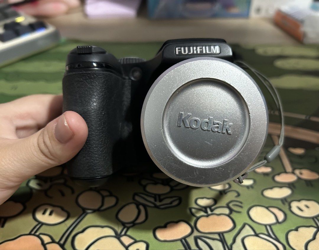 Fujifilm FinePix S700 Digital Camera (Category: Cameras) located in San Juan City. Submitted by petitboop (Listing ID 1447443898, Image 3). Description: - Fujifilm FinePix S700 digital camera - Black, 7.1 megapixel - 2.5 inch LCD Screen - Dual memory card slot - 10x optical zoom Fujinon lens - Includes lens cap - Runs on 4 standard AA batteries 📌 Flash not opening properly, needs to hold while using it. Doesn’t affect photos..