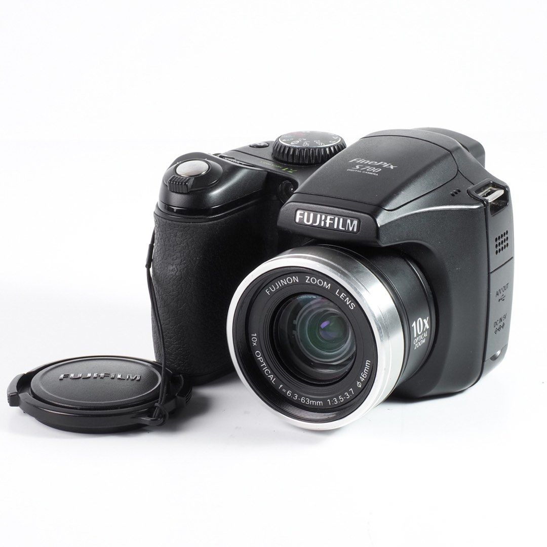 Fujifilm FinePix S700 Digital Camera (Category: Cameras) located in San Juan City. Submitted by petitboop (Listing ID 1447443898, Image 1). Description: - Fujifilm FinePix S700 digital camera - Black, 7.1 megapixel - 2.5 inch LCD Screen - Dual memory card slot - 10x optical zoom Fujinon lens - Includes lens cap - Runs on 4 standard AA batteries 📌 Flash not opening properly, needs to hold while using it. Doesn’t affect photos..