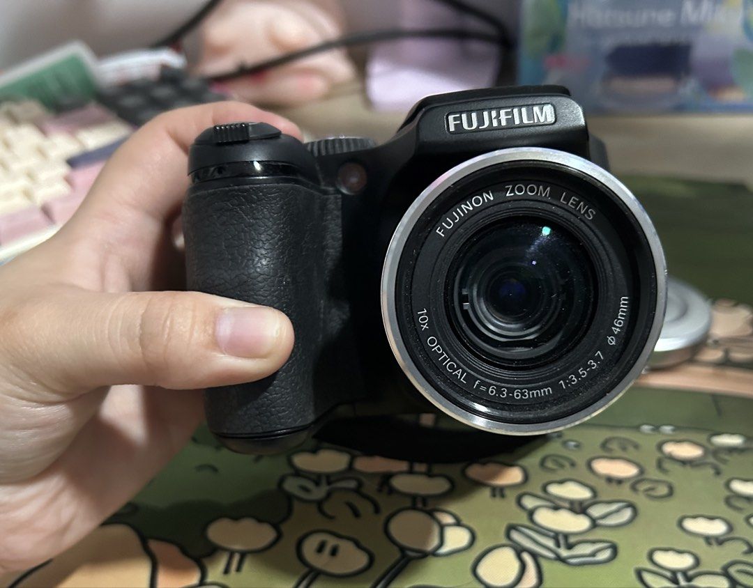 Fujifilm FinePix S700 Digital Camera (Category: Cameras) located in San Juan City. Submitted by petitboop (Listing ID 1447443898, Image 2). Description: - Fujifilm FinePix S700 digital camera - Black, 7.1 megapixel - 2.5 inch LCD Screen - Dual memory card slot - 10x optical zoom Fujinon lens - Includes lens cap - Runs on 4 standard AA batteries 📌 Flash not opening properly, needs to hold while using it. Doesn’t affect photos..